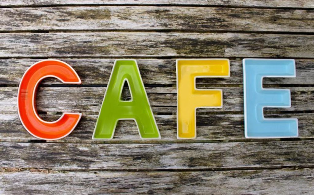 نوشتار رنگی روی دیوار cafe