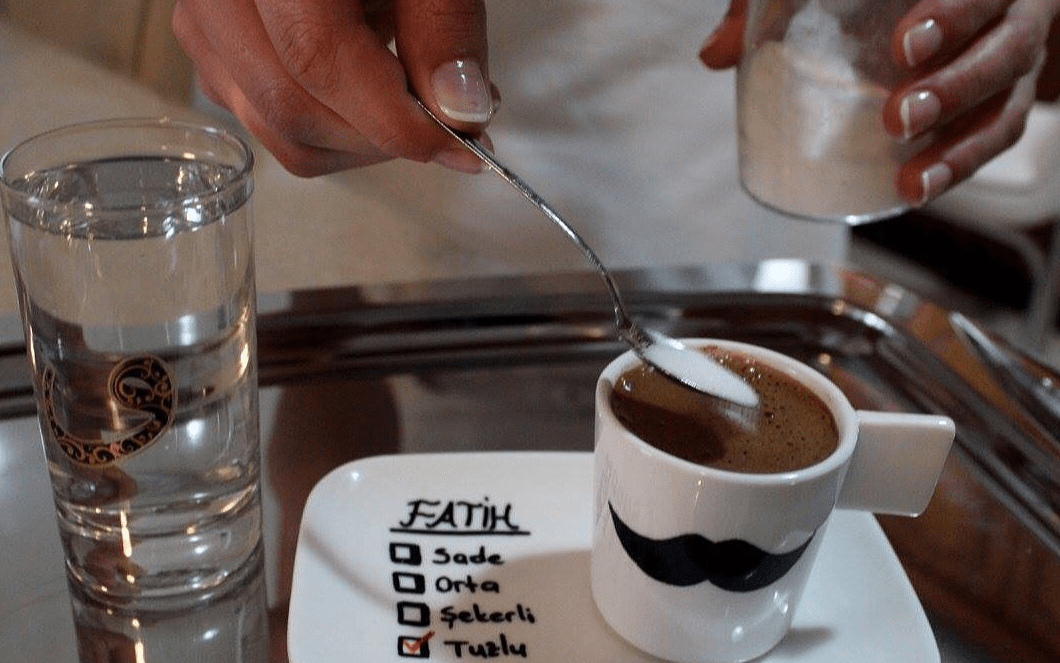 نمک ریختن عروس در قهوه داماد