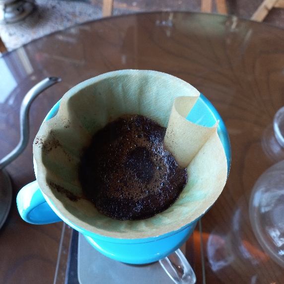 مرحله اول ریختن آب روی قهوه در هاریو